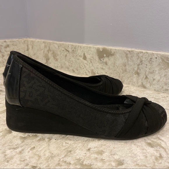 DKNY Black Wedge Heels Bow Detail Size 6 - Picture 4 of 5